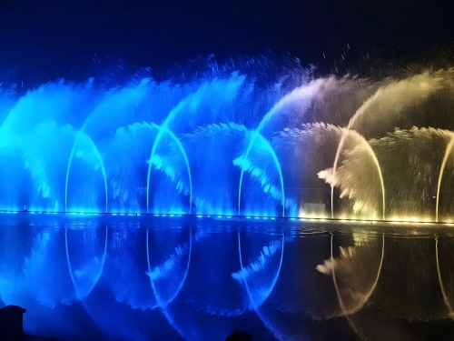 湖面喷泉